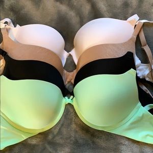 4 T-shirt Victoria Secret bras